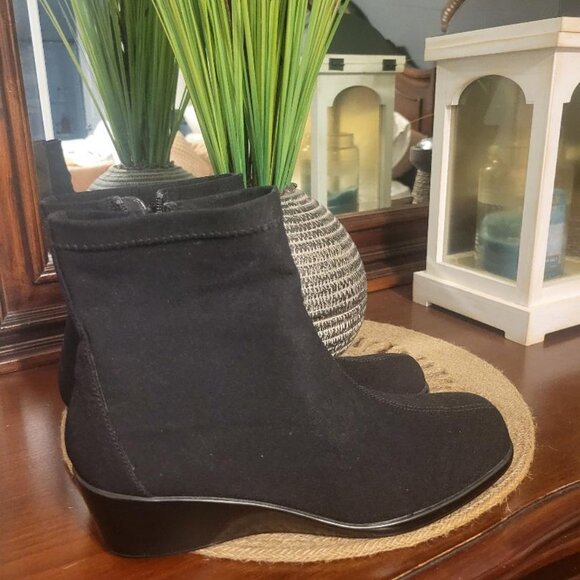 NWOB Women's Aerosoles Black Wedge Booties Size 9.5 MSRP $100 - Picture 1 of 7